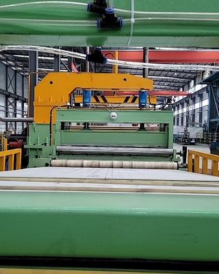 टच स्क्रीन ऑपरेशन सिस्टम और कटिंग स्पीड 0-100 मीटर/मिनट के साथ 3000KG स्टील शीट स्लिटिंग मशीन