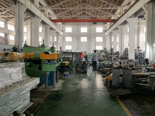 कोल्ड रोलिंग मिल, वेल्डेड पाइप मिल, रोल बनाने की मशीन, आदि के लिए 0.6 ~ 10 मिमी मोटाई के लिए इस्तेमाल की जाने वाली स्टील कॉइल स्लीटिंग लाइन